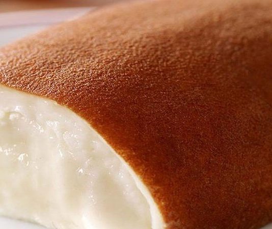 Türkiye’nin en sevilen sütlü tatlılarından biri olan kazandibi, son dönemde hem restoran menülerinde hem de ev yapımı tariflerde yeniden büyük bir yükseliş yaşıyor. Osmanlı mutfağından günümüze ulaşan bu eşsiz tatlı, hafifliği ve kendine özgü yanık üst dokusuyla tatlı severlerin ilgisini çekmeye devam ediyor. Gastronomi alanındaki gelişmeler, sosyal medyada paylaşılan tarif videoları ve geleneksel lezzetlere dönüş trendi, kazandibi tüketimindeki artışı hızlandırıyor. Uzmanlar, tatlının yumuşak dokusu ve nostaljik tadı sayesinde özellikle genç nesil tarafından da daha çok tercih edilmeye başlandığını belirtiyor. Konulu bir haber görseli.