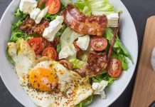 Ketojenik beslenme son yıllarda yalnızca kilo vermeye odaklanan geçici diyetlerden biri olarak değil, bütüncül bir yaşam tarzı olarak öne çıkıyor. Özellikle ketojenik yemek kavramı, karbonhidrat merkezli klasik beslenme alışkanlıklarını sorgulayan bireyler için güçlü bir alternatif oluşturuyor. Yağ oranı yüksek, karbonhidrat oranı oldukça düşük olan bu beslenme düzeni; metabolizmanın çalışma biçimini değiştirmesiyle dikkat çekiyor. Bu yönüyle ketojenik mutfak, hem fiziksel hem de zihinsel performansla ilişkilendirilen bir beslenme anlayışına dönüşmüş durumda. Konulu bir haber görseli.