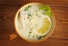 Türkiye’nin geleneksel mutfak kültüründe kendine özel bir yeri olan hindi çorbası, özellikle kış aylarında hem besleyici hem de doyurucu bir seçenek olarak öne çıkıyor. Son dönemde artan sağlıklı beslenme eğilimleri, doğal protein kaynaklarının daha fazla tercih edilmesi ve ekonomik hazırlıklarla sofraların zenginleştirilmek istenmesi, bu klasik çorbayı yeniden gündeme taşıdı. Lezzeti, pratikliği ve şifa verici özellikleriyle geniş bir kitle tarafından ilgi gören hindi çorbası, restoran menülerinde de daha sık yer almaya başladı. Konulu bir haber görseli.