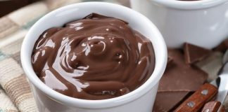 Puding, sade hazırlanışı, hafif dokusu ve her damak zevkine uyarlanabilir yapısıyla son yılların yeniden yükselişe geçen tatlıları arasında yer alıyor. Özellikle evde tatlı yapmak isteyenlerin ilk tercihleri arasında bulunan puding, hem çocukların hem yetişkinlerin gözdesi olmayı sürdürüyor. Türkiye genelinde market raflarında onlarca çeşidinin bulunması, yeni tarif denemelerinin sosyal medyada hızla yayılması ve restoran menülerinde bile özel sunumlarla yer alması, bu tatlının ne kadar geniş bir kitleye hitap ettiğini yeniden gözler önüne seriyor. Kolay hazırlanabilir olması da onu ev mutfaklarının vazgeçilmezlerinden biri haline getiriyor. Konulu bir haber görseli.