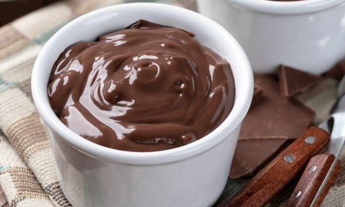 Puding, sade hazırlanışı, hafif dokusu ve her damak zevkine uyarlanabilir yapısıyla son yılların yeniden yükselişe geçen tatlıları arasında yer alıyor. Özellikle evde tatlı yapmak isteyenlerin ilk tercihleri arasında bulunan puding, hem çocukların hem yetişkinlerin gözdesi olmayı sürdürüyor. Türkiye genelinde market raflarında onlarca çeşidinin bulunması, yeni tarif denemelerinin sosyal medyada hızla yayılması ve restoran menülerinde bile özel sunumlarla yer alması, bu tatlının ne kadar geniş bir kitleye hitap ettiğini yeniden gözler önüne seriyor. Kolay hazırlanabilir olması da onu ev mutfaklarının vazgeçilmezlerinden biri haline getiriyor. Konulu bir haber görseli.