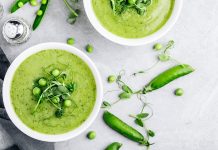 Kremalı bezelye çorbası, hem lezzeti hem de besleyici özelliğiyle son yıllarda mutfaklarda öne çıkıyor. Özellikle kış aylarında sıcak bir başlangıç olarak tercih edilen bu çorba, sofralara hem renk hem de sağlık katıyor. Klasik bezelye çorbasının kremayla buluşması, çorbanın kıvamını yumuşatırken tat profiline farklı bir dokunuş kazandırıyor. Kremalı bezelye çorbası hem çocuklar hem yetişkinler için ideal bir seçenek haline geliyor. Konulu bir haber görseli.