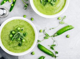 Kremalı bezelye çorbası, hem lezzeti hem de besleyici özelliğiyle son yıllarda mutfaklarda öne çıkıyor. Özellikle kış aylarında sıcak bir başlangıç olarak tercih edilen bu çorba, sofralara hem renk hem de sağlık katıyor. Klasik bezelye çorbasının kremayla buluşması, çorbanın kıvamını yumuşatırken tat profiline farklı bir dokunuş kazandırıyor. Kremalı bezelye çorbası hem çocuklar hem yetişkinler için ideal bir seçenek haline geliyor. Konulu bir haber görseli.