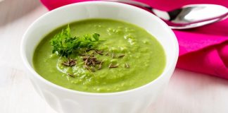 Kremalı Brokoli Çorbası Kış Sofralarının Yükselen Lezzeti Türkiye’de özellikle son yıllarda sağlıklı beslenme alışkanlıklarının yaygınlaşmasıyla birlikte sebze çorbalarına olan ilgi belirgin şekilde arttı. Bu artışın en çok hissedildiği tariflerden biri de kuşkusuz kremalı brokoli çorbası oldu. Hem hafif yapısı hem de besleyici içeriğiyle dikkat çeken bu çorba, mutfaklarda giderek daha fazla yer buluyor. Brokolinin doğallığını kremanın yumuşak dokusuyla buluşturan tarif, hem öğünlerde ana yemek öncesi sıcak bir başlangıç hem de tek başına besleyici bir öğün olarak tercih ediliyor. Özellikle evde pratik ama aynı zamanda sağlıklı yemekler hazırlamak isteyenler için vazgeçilmez seçeneklerden biri hâline gelmiş durumda. Konulu bir haber görseli.