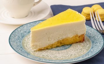 Tatlı dünyasında son yıllarda öne çıkan lezzetlerden biri olan limonlu cheesecake, yoğun dokusuna rağmen ferah tadıyla geniş bir kitleye hitap etmeyi başarıyor. Kremamsı yapısı, limonun canlı aroması ve dengeli tat profili sayesinde bu tatlı, klasik cheesecake anlayışına hafif bir yorum getiriyor. Özellikle tatlıyı ağır bulmayan ama doyurucu bir lezzet arayanlar için limonlu cheesecake, ideal bir alternatif olarak öne çıkıyor. Konulu bir haber görseli.