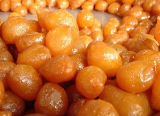 Lokmanın Geleneksel Tat Yolculuğu Sokak Lezzetinden Modern Tabaklara Uzanan Hikâye Türk mutfağının en köklü tatlılarından biri olan lokma, yüzyıllardır hem Anadolu’nun hem de Ege’nin kültürel mirasını taşımaya devam eden özel bir lezzet olarak öne çıkıyor. Özellikle paylaşma, bereket ve toplumsal dayanışmayı temsil eden bu tatlı, günümüzde sadece geleneksel törenlerde değil, modern gastronomi alanında da sıkça tercih edilen bir tat haline geldi. Hafif kabaran hamurunun kızgın yağda altın rengi alması ve ardından şerbetle buluşması, lokmayı eşsiz kılan temel özelliklerden biri. Sokak tezgâhlarının değişmeyen yüzü olan lokma, bugün artık restoranlarda ve kafelerde de farklı sunumlarla yer buluyor. Konulu bir haber görseli.