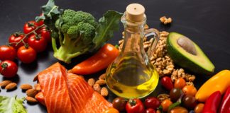 MIND Diyeti, son yıllarda özellikle beyin sağlığına odaklanan beslenme modelleri arasında dikkat çekici bir yere sahip olmaya başladı. Bilimsel araştırmalarla desteklenen bu diyet, yaşlanmaya bağlı zihinsel gerilemeyi yavaşlatmayı ve nörolojik hastalık riskini azaltmayı hedefliyor. Modern yaşamın getirdiği stres, düzensiz beslenme ve işlenmiş gıdaların artan tüketimi düşünüldüğünde, MIND Diyeti hem koruyucu hem de sürdürülebilir bir beslenme yaklaşımı olarak değerlendiriliyor. Konulu bir haber görseli.