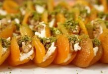 Türkiye’nin meyve cenneti olarak bilinen Malatya, dünya çapında tanınan kayısısıyla gastronomi dünyasında da özel bir yere sahip. Şehrin simgesi haline gelen bu meyve, sadece kuru haliyle değil, aynı zamanda hazırlanan eşsiz tatlılarla da geniş bir üne kavuşmuş durumda. Özellikle Malatya kayısı tatlısı, hafifliği, aromatik yapısı ve doğal malzemeleriyle hem geleneksel mutfakta hem de modern sunumlarda sıkça tercih ediliyor. Son yıllarda gastronomi turizminin artmasıyla birlikte bu tatlı, yerli ve yabancı ziyaretçilerin ilgisini daha fazla çekmeye başladı. Malatya mutfağının incisi olarak tanımlanan bu özel tatlı, doğal içeriğiyle de dikkat çekiyor. Konulu bir haber görseli.