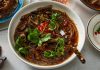 Mantarlı noodle çorbası, hem doyurucu hem de pratik bir yemek seçeneği arayanlar için ideal bir tarif olarak öne çıkıyor. Taze mantar ve noodle kombinasyonu, çorbanın hem besleyici hem de lezzetli olmasını sağlıyor. Mantarlı noodle çorbası, hızlı hazırlanabilirliği sayesinde yoğun yaşam temposuna sahip kişiler tarafından sıkça tercih ediliyor. Bu çorba, hem öğle yemeklerinde hem de akşam sofralarında keyifle tüketilebiliyor ve özellikle mantar severler için vazgeçilmez bir seçenek sunuyor. Konulu bir haber görseli.