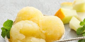 Tatlı dünyasında hafifliği, ferahlatıcı etkisi ve doğal içeriğiyle öne çıkan sorbe, özellikle son yıllarda sağlıklı beslenme ve doğal tatlı arayışlarının artmasıyla yeniden popülerlik kazanmış durumda. Dondurma ile sıkça karıştırılan ancak içerik ve üretim açısından ondan ayrılan sorbe, süt ve süt ürünü içermemesiyle dikkat çekiyor. Meyve, su ve şekerin dengeli birlikteliğinden oluşan bu özel tatlı, hem gastronomi dünyasında hem de günlük tüketimde kendine sağlam bir yer edinmiş bulunuyor. Konulu bir haber görseli.