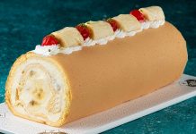 Ev yapımı tatlılara olan ilgi her geçen gün artarken, hem pratik hazırlanışı hem de hafif yapısıyla muzlu rulo pasta yeniden gündemin üst sıralarına çıkıyor. Özellikle evde yapılan pastalara yönelimin arttığı bu dönemde, klasik yaş pastalara alternatif olarak görülen bu tatlı, hem sunumuyla hem de lezzetiyle dikkat çekiyor. Yumuşak pandispanya dokusu, muzun doğal aroması ve hafif kremasıyla öne çıkan muzlu rulo pasta, çay saatlerinden özel davetlere kadar geniş bir kullanım alanına sahip. Konulu bir haber görseli.