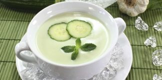 Naneli salatalık çorbası, yaz aylarında sofraların en hafif ve ferahlatıcı seçeneklerinden biri olarak öne çıkıyor. Taze salatalık ve nane ile hazırlanan bu çorba, hem lezzetli hem de besleyici bir başlangıç sunuyor. Naneli salatalık çorbası, yoğurt ve baharatlarla birleştiğinde sofralarda renk ve aroma katıyor. Özellikle sıcak yaz günlerinde hem öğle hem akşam yemeklerinde tercih edilen bu tarif, ferahlatıcı ve sağlıklı bir alternatif olarak dikkat çekiyor. Konulu bir haber görseli.