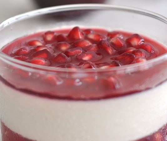 Sütlü tatlılar arasında ferah tadı ve zarif görünümüyle dikkat çeken narlı muhallebi, son yıllarda hem ev mutfaklarında hem de davet sofralarında sıkça tercih edilen tatlılar arasında yer alıyor. Muhallebinin yumuşak ve sade yapısı ile narın kendine özgü aroması birleştiğinde ortaya hem hafif hem de görsel açıdan etkileyici bir lezzet çıkıyor. Özellikle ağır tatlılardan kaçınanların yöneldiği bu tatlı, günün her saatinde rahatlıkla tüketilebiliyor. Konulu bir haber görseli.