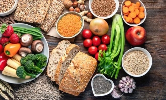 Otoimmün Protokol Diyeti, son yıllarda özellikle bağışıklık sistemiyle ilgili konulara ilgi duyan kişiler arasında öne çıkan beslenme yaklaşımlarından biri olarak değerlendirilmektedir. Modern yaşamın getirdiği stres, düzensiz beslenme ve işlenmiş gıda tüketiminin artması, bu tür diyet modellerine olan ilgiyi artırmıştır. Otoimmün Protokol Diyeti, beslenmenin vücut üzerindeki bütüncül etkilerini merkeze alan bir anlayış sunmaktadır. Konulu bir haber görseli.