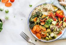 Son yıllarda beslenme alışkanlıklarında dikkat çekici bir dönüşüm yaşanıyor. İşlenmiş gıdalardan uzaklaşma, daha sade ve doğal içeriklere yönelme isteği, birçok insanı farklı beslenme modellerini araştırmaya itiyor. Bu arayışın öne çıkan başlıklarından biri ise paleo yemek anlayışı oluyor. Temelinde insanın avcı-toplayıcı dönemine ait beslenme alışkanlıklarını referans alan paleo mutfağı, modern hayatın karmaşık gıda zincirine karşı sade bir alternatif sunuyor. Konulu bir haber görseli.