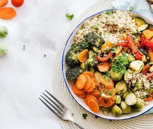 Son yıllarda beslenme alışkanlıklarında dikkat çekici bir dönüşüm yaşanıyor. İşlenmiş gıdalardan uzaklaşma, daha sade ve doğal içeriklere yönelme isteği, birçok insanı farklı beslenme modellerini araştırmaya itiyor. Bu arayışın öne çıkan başlıklarından biri ise paleo yemek anlayışı oluyor. Temelinde insanın avcı-toplayıcı dönemine ait beslenme alışkanlıklarını referans alan paleo mutfağı, modern hayatın karmaşık gıda zincirine karşı sade bir alternatif sunuyor. Konulu bir haber görseli.