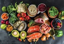 Pesketaryen beslenme, son yıllarda klasik vejetaryen beslenme ile et ağırlıklı diyetler arasında bir denge kurmak isteyen bireyler tarafından giderek daha fazla tercih edilmektedir. Et ve kümes hayvanlarının tüketilmediği, buna karşın balık ve deniz ürünlerinin beslenme düzeninde yer aldığı bu yaklaşım, hem sağlık hem de sürdürülebilirlik tartışmalarında sıkça gündeme gelmektedir. Pesketaryen Beslenme, bitkisel ağırlıklı yapısını korurken deniz ürünlerinden gelen besin öğeleriyle çeşitlilik sunan bir beslenme modeli olarak öne çıkmaktadır. Konulu bir haber görseli.