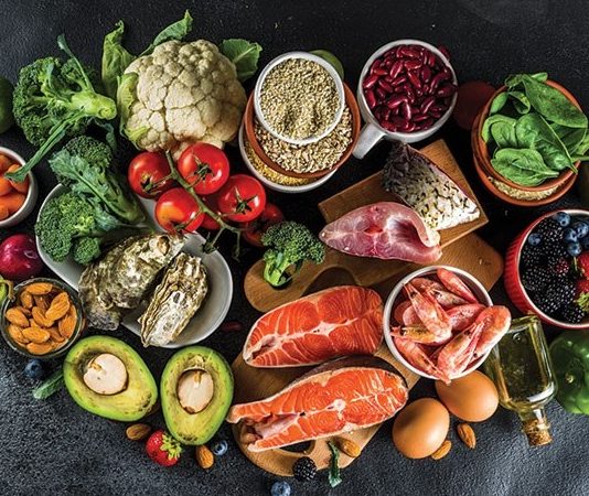 Pesketaryen beslenme, son yıllarda klasik vejetaryen beslenme ile et ağırlıklı diyetler arasında bir denge kurmak isteyen bireyler tarafından giderek daha fazla tercih edilmektedir. Et ve kümes hayvanlarının tüketilmediği, buna karşın balık ve deniz ürünlerinin beslenme düzeninde yer aldığı bu yaklaşım, hem sağlık hem de sürdürülebilirlik tartışmalarında sıkça gündeme gelmektedir. Pesketaryen Beslenme, bitkisel ağırlıklı yapısını korurken deniz ürünlerinden gelen besin öğeleriyle çeşitlilik sunan bir beslenme modeli olarak öne çıkmaktadır. Konulu bir haber görseli.