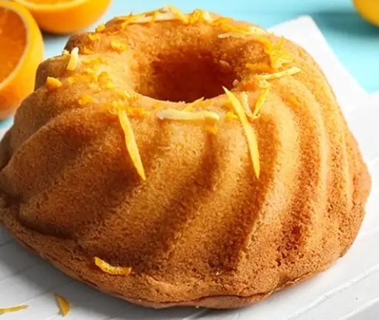 Ev yapımı tatlılar arasında her dönemin favorileri arasında yer alan portakallı kek, hem pratik hazırlanışı hem de ferah aromasıyla son yıllarda yeniden yoğun ilgi görüyor. Özellikle portakalın doğal kokusunu mutfağa yayan bu kek, sabah kahvaltılarından akşam çay saatlerine kadar günün her anında tercih edilebilen bir lezzet olarak öne çıkıyor. Mevsiminde kullanılan portakallarla hazırlanan portakallı kek, doğallığı ve sadeliğiyle dikkat çekiyor. Konulu bir haber görseli.