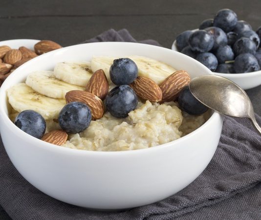 Post-Workout Beslenme Antrenman Sonrası Toparlanmayı Destekleyen Doğru Yaklaşım Post-workout beslenme, antrenman sonrasında vücudun toparlanma sürecini desteklemeyi amaçlayan beslenme düzenini ifade eder. Spor sonrasında kaslar yorgun, enerji depoları ise büyük ölçüde boşalmış durumdadır. Post-workout beslenme, bu kayıpların dengeli şekilde yerine konmasını sağlayarak hem performans gelişimini hem de genel vücut sağlığını destekler. Konulu bir haber görseli.