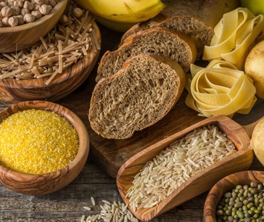 Pre-Workout Beslenme Antrenman Öncesi Performansı Destekleyen Doğru Yaklaşım Pre-workout beslenme, antrenman öncesinde vücudu fiziksel ve zihinsel olarak egzersize hazırlamayı amaçlayan beslenme düzenini ifade eder. Spor performansının yalnızca yapılan antrenmanla değil, bu antrenmana nasıl hazırlandığınızla da doğrudan ilişkili olduğu bilinmektedir. Pre-workout beslenme, kasların ihtiyaç duyduğu enerjiyi sağlamak, odaklanmayı artırmak ve antrenman sırasında yaşanabilecek performans düşüşlerini en aza indirmek için büyük önem taşır. Konulu bir haber görseli.