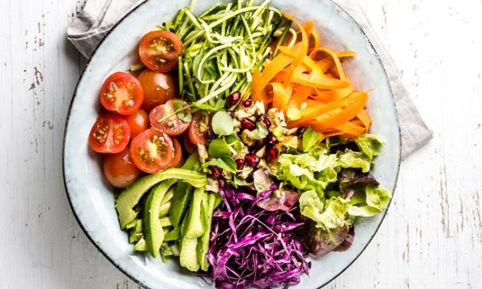 Raw Vegan Beslenme Doğal Yaşam Arayışında Öne Çıkıyor Raw vegan beslenme, son yıllarda doğal yaşam ve bilinçli beslenme arayışında olan bireylerin dikkatini çeken özel bir beslenme yaklaşımı olarak öne çıkmaktadır. Bu beslenme biçimi, hem vegan felsefeyi hem de gıdaların işlenmeden tüketilmesini esas almasıyla klasik bitkisel beslenmeden ayrılmaktadır. Raw Vegan Beslenme, modern yaşamın getirdiği yoğun işlenmiş gıda tüketimine karşı bir tepki niteliği taşımaktadır. Konulu bir haber görseli.