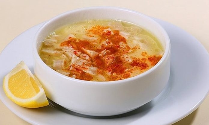 Sakatatlı Çorba Geleneksel Lezzetin Sofralardaki Güçlü Dönüşü Türk mutfağında köklü bir yere sahip olan sakatatlı çorba, son yıllarda yeniden yükselişe geçerek hem restoranlarda hem de ev mutfaklarında daha fazla tercih edilen bir lezzet hâline gelmeye başladı. Özellikle kış aylarında güçlendiren yapısı, besleyici değeri ve doyuruculuğu sayesinde sofralarda özel bir yer edinen bu çorba, farklı sakatat türlerinin bir arada kullanılmasıyla zengin bir aroma sunuyor. Vitamin ve mineral bakımından oldukça güçlü olan sakatatlar, doğru tekniklerle pişirildiğinde çorbanın hem lezzetini hem de besleyiciliğini artırıyor. Bu nedenle sakatatlı çorba, modern mutfak trendleriyle geleneksel tatların birleştiği özel bir tarif olarak dikkat çekiyor. Konulu bir haber görseli.