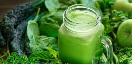 Sirtfood diyeti, son yıllarda özellikle metabolizma hızlandırma ve sağlıklı kilo kontrolü konularıyla ilgilenen bireylerin dikkatini çeken beslenme yaklaşımlarından biri olarak öne çıkmaktadır. Bu diyet modeli, adını vücutta bulunan ve metabolizma süreçlerinde rol oynayan sirtuin proteinlerinden alır. Sirtfood diyeti, belirli besinlerin bu proteinleri aktive edebileceği fikrine dayanarak şekillendirilmiştir. Konulu bir haber görseli.