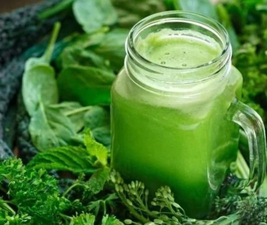 Sirtfood diyeti, son yıllarda özellikle metabolizma hızlandırma ve sağlıklı kilo kontrolü konularıyla ilgilenen bireylerin dikkatini çeken beslenme yaklaşımlarından biri olarak öne çıkmaktadır. Bu diyet modeli, adını vücutta bulunan ve metabolizma süreçlerinde rol oynayan sirtuin proteinlerinden alır. Sirtfood diyeti, belirli besinlerin bu proteinleri aktive edebileceği fikrine dayanarak şekillendirilmiştir. Konulu bir haber görseli.