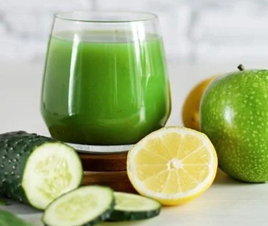 Sıvı diyeti, özellikle kısa süreli detoks programları ve sindirim sistemini rahatlatmak amacıyla tercih edilen bir beslenme yaklaşımıdır. Bu diyet, katı gıdalar yerine sıvı diyeti kapsamındaki çorbalar, smoothieler, taze meyve ve sebze suları ile uygulanır. Vücudu toksinlerden arındırırken enerji seviyelerini dengelemeye yardımcı olur. Düzenli uygulandığında metabolizmayı destekler, bağışıklık sistemini güçlendirir ve sindirimi kolaylaştırır. Konulu bir haber görseli.
