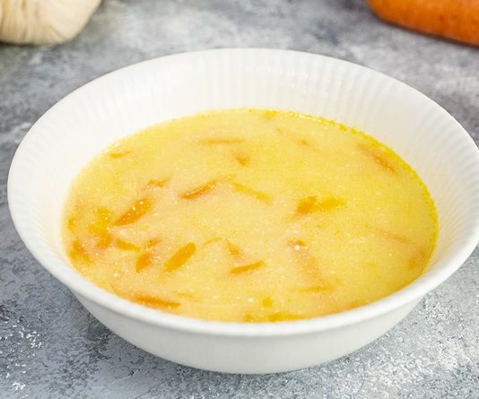 Son yıllarda sağlıklı beslenme trendlerinin artmasıyla birlikte çorbalar, hem hafif hem de besleyici öğünler arayanların tercihi hâline geldi. Özellikle kış aylarında sofraları ısıtan ve doyurucu bir seçenek arayanlar için kremalı havuç çorbası, lezzeti ve pratik hazırlanışıyla öne çıkıyor. Havuç ve kremanın birleşimi, çorbaya hem yoğun bir aroma hem de pürüzsüz bir kıvam kazandırıyor. Bu nedenle ev mutfaklarında sıkça tercih edilen tarifler arasında yer alıyor. Konulu bir haber görseli.