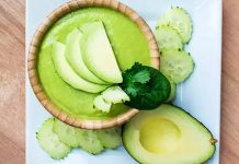 Soğuk avokado çorbası, özellikle yaz aylarında sofraların en sağlıklı ve ferahlatıcı seçeneklerinden biri olarak öne çıkıyor. Taze avokadonun kremsi dokusu ile yoğurdun hafifliği birleştiğinde, hem besleyici hem de lezzetli bir çorba ortaya çıkıyor. Soğuk avokado çorbası, içerisine eklenen limon suyu, zeytinyağı ve baharatlarla hem aroma hem de renk kazanıyor. Yaz sofralarında hem öğle hem akşam yemeklerinde tercih edilen bu tarif, ferahlatıcı ve doyurucu bir seçenek olarak dikkat çekiyor. Konulu bir haber görseli.