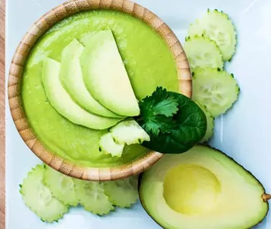 Soğuk Avokado Çorbası Yaz Sofralarının Sağlıklı Lezzeti Soğuk avokado çorbası, özellikle yaz aylarında sofraların en sağlıklı ve ferahlatıcı seçeneklerinden biri olarak öne çıkıyor. Taze avokadonun kremsi dokusu ile yoğurdun hafifliği birleştiğinde, hem besleyici hem de lezzetli bir çorba ortaya çıkıyor. Soğuk avokado çorbası, içerisine eklenen limon suyu, zeytinyağı ve baharatlarla hem aroma hem de renk kazanıyor. Yaz sofralarında hem öğle hem akşam yemeklerinde tercih edilen bu tarif, ferahlatıcı ve doyurucu bir seçenek olarak dikkat çekiyor. Konulu bir haber görseli.