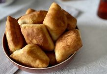 Türk mutfağının en sade ama en sevilen hamur işlerinden biri olan pişi, son yıllarda özel günlerle anılarak yeniden gündeme geliyor. Pişi Günü, hem geleneksel lezzetleri hatırlatma hem de toplumsal paylaşımı artırma amacı taşıyan anlamlı bir gün olarak öne çıkıyor. Sabah kahvaltılarından hayır etkinliklerine kadar uzanan geniş bir kullanım alanına sahip olan pişi, kültürel hafızada önemli bir yere sahip. Konulu bir haber görseli