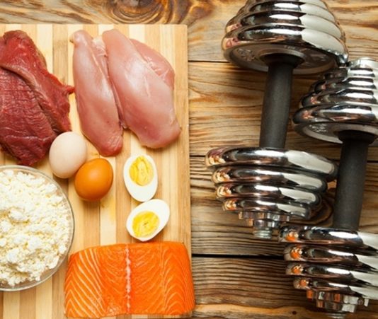 Sporcu Beslenmesi Performans Ve Dayanıklılığı Destekleyen Doğru Yaklaşım Sporcu beslenmesi, fiziksel performansın artırılması, antrenman verimliliğinin korunması ve toparlanma sürecinin desteklenmesi açısından büyük önem taşımaktadır. Günümüzde profesyonel ya da amatör düzeyde spor yapan bireylerin yalnızca antrenman programlarına değil, aynı zamanda sporcu beslenmesi anlayışına da ciddi biçimde odaklandığı görülmektedir. Çünkü beslenme, spor performansının görünmeyen ancak en belirleyici unsurlarından biridir. Konulu bir haber görseli.