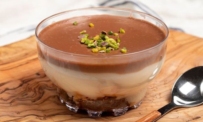 Türk mutfağının modern tatlıları arasında özel bir yere sahip olan supangle, son yıllarda hem ev yapımı tariflerde hem de pastanelerde yeniden popülerlik kazanıyor. Yumuşak dokusu, yoğun çikolata aroması ve soğuk servis edilen kıvamıyla özellikle sıcak mevsimlerde çok tercih edilen tatlılardan biri haline geldi. Supangle'nin kökeni Batı mutfaklarına dayanıyor olsa da yıllar içinde Türkiye'de yerelleşmiş, damak tadına göre uyarlanmış ve kendine özgü bir karakter kazanmıştır. Bugün supangle, özellikle gençler arasında hafif ama lezzetli bir tatlı arayanların ilk tercihleri arasında yer almaktadır. Konulu bir haber görseli.