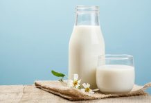 Süt ve süt ürünleri, birçok kişinin günlük beslenmesinde temel bir yere sahiptir. Ancak laktoz intoleransı veya süt alerjisi olan bireyler için bu ürünler ciddi sağlık sorunlarına yol açabilir. Süt ürünlerinden arındırılmış diyet, bu kişiler için güvenli ve besleyici bir beslenme yaklaşımı sunar. Bu diyet modeli, süt ürünlerini ve türevlerini sınırlayarak alternatif ve sağlıklı kaynaklara yönelmeyi amaçlar. Günümüzde pek çok insan, sadece lezzet değil, aynı zamanda sindirim sağlığı ve yaşam kalitesi açısından bilinçli seçimler yapmayı önceliyor. Konulu bir haber görseli.