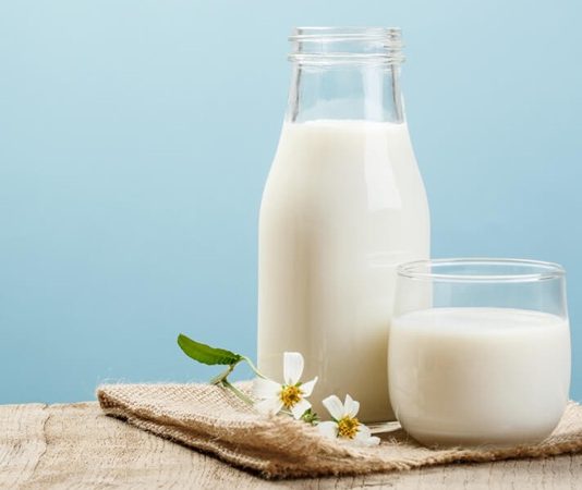 Süt ve süt ürünleri, birçok kişinin günlük beslenmesinde temel bir yere sahiptir. Ancak laktoz intoleransı veya süt alerjisi olan bireyler için bu ürünler ciddi sağlık sorunlarına yol açabilir. Süt ürünlerinden arındırılmış diyet, bu kişiler için güvenli ve besleyici bir beslenme yaklaşımı sunar. Bu diyet modeli, süt ürünlerini ve türevlerini sınırlayarak alternatif ve sağlıklı kaynaklara yönelmeyi amaçlar. Günümüzde pek çok insan, sadece lezzet değil, aynı zamanda sindirim sağlığı ve yaşam kalitesi açısından bilinçli seçimler yapmayı önceliyor. Konulu bir haber görseli.