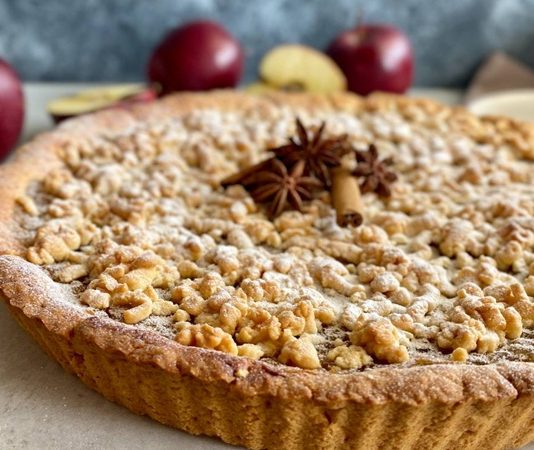 Tart Lezzeti Pastacılıkta Yeniden Yıldızlaşıyor Tatlı tutkunlarının vazgeçilmezlerinden biri olan tart, hem lezzeti hem de şık sunumuyla son yıllarda yeniden popüler hale gelen tatlı seçenekleri arasında yer alıyor. Özellikle farklı meyve ve kremalarla hazırlanabilen yapısı sayesinde pastacılık dünyasında özgün bir noktaya sahip olan tart, hafif yapısıyla da dikkat çekiyor. Mutfağa giren birçok kişi için yapımı hem eğlenceli hem de estetik sonuçlar sunan bir tatlı olması nedeniyle ev tariflerinde de geniş yer bulmaya devam ediyor. Konulu bir haber görseli.