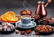 Toplumların bir arada yaşama biçimini belirleyen en önemli unsurlardan biri, gündelik hayatta sergilenen küçük ama anlamlı davranışlardır. İkram Kültürü, bu davranışlar arasında en köklü ve en kapsayıcı olanlardan biridir. Bir fincan çay uzatmak, sofraya fazladan bir tabak koymak ya da yoldan geçen birini aç çevirmemek; hepsi bu kültürün görünür yüzünü oluşturur. İkram, yalnızca yeme içmeyle sınırlı olmayan, sosyal ilişkileri güçlendiren ve güven duygusu inşa eden bir pratiktir. Konulu bir haber görseli.