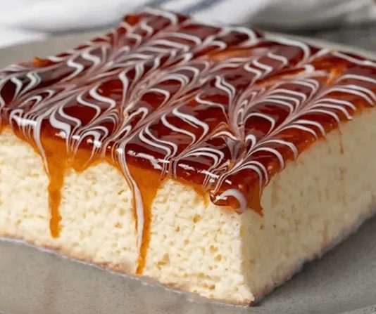 Son yıllarda Türkiye’de tatlı alışkanlıkları dikkat çekici bir değişim gösteriyor ve bu değişimin merkezinde Balkan kökenli sevilen bir lezzet olan trileçe bulunuyor. Hafif dokusu, yumuşak yapısı ve her damakta iz bırakan aromasıyla öne çıkan bu tatlı, özellikle büyük şehirlerdeki pastanelerde satış rekorları kırmaya devam ediyor. Tatlı tutkunları, farklı sos seçenekleriyle sunulan trileçe için adeta uzun kuyruklar oluşturuyor. Türkiye’nin pek çok bölgesinde hızla yaygınlaşan bu lezzetin ünü artık sadece tatlı severlerin değil, gastronomi dünyasının da ilgi odağı haline gelmiş durumda. Konulu bir haber görseli.