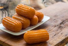 Türk mutfağının en sevilen şerbetli tatlılarından biri olan tulumba, geçmişten günümüze uzanan derin bir kültürel mirası temsil ediyor. Hem sokak lezzetlerinin en ulaşılabilir örneklerinden biri olması hem de sofralarda özel bir yer edinmesiyle tulumba, Türkiye’nin tatlı geleneğinde vazgeçilmez bir yere sahip. Her bölgede farklı bir yorumla hazırlansa da tulumbanın ortak paydası, dışının çıtır içinin ise yumuşak ve gözenekli yapıda olmasıdır. Bu benzersiz özellik, tatlıyı hem hafif hem de doyurucu kılar. Konulu bir haber görseli.