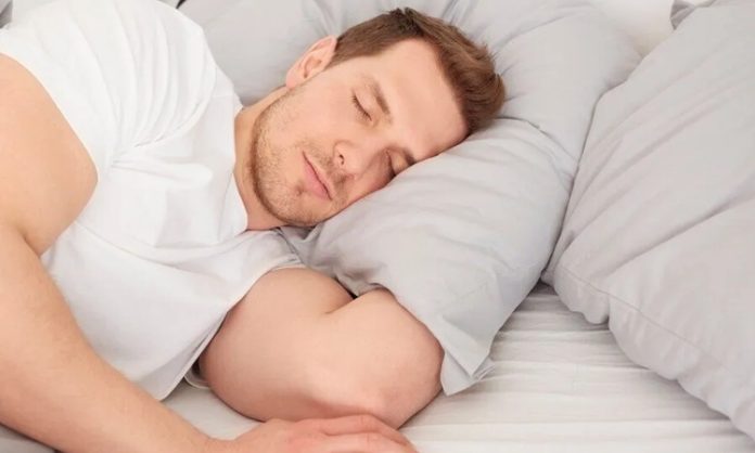 Modern yaşamın temposu, stres düzeyi ve düzensiz alışkanlıklar, uyku kalitesini her geçen gün daha fazla etkiliyor. Pek çok kişi yeterli süre uyusa bile sabahları yorgun uyanmaktan, gece sık sık bölünen uykudan ya da uykuya dalmakta zorlanmaktan şikâyet ediyor. Bu noktada yalnızca uyku saatleri değil, gün boyunca sürdürülen beslenme düzeni de büyük önem taşıyor. Uyku dostu diyet, kaliteli ve derin uykuya ulaşmayı hedefleyen, beslenme ile uyku arasındaki güçlü ilişkiye odaklanan bir yaklaşım olarak öne çıkıyor. Konulu bir haber görseli.