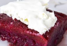 Türkiye’nin tatlı kültürü özellikle geleneksel tarifler üzerinden şekillense de son yıllarda daha modern, daha hafif ve pratik tatlılara yönelim dikkat çekiyor. Bu yönelimin en ilgi çekici örneklerinden biri ise Vişneli ekmek tatlısı olarak biliniyor. Hem hafif yapısıyla hem yaz aylarında ferahlatıcı tadıyla tercih edilen bu tatlı, özellikle evde kolaylıkla hazırlanabilmesi sayesinde geniş bir kesim tarafından beğeniliyor. Tatlı kültürünün değişen yönünü temsil eden Vişneli ekmek tatlısı, aynı zamanda meyvenin doğal aromasıyla tatlıya bambaşka bir boyut kazandırıyor. Konulu bir haber görseli.