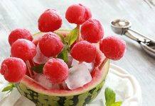 Sıcak havaların kendini iyice hissettirdiği yaz aylarında hafif, serinletici ve doğal tatlılara olan ilgi giderek artıyor. Bu ilginin merkezinde ise son yıllarda popülerliği yükselen karpuzlu buzlu tatlı yer alıyor. Karpuzun doğal ferahlığı ile buzlu tatlı formunun birleşmesi, hem damakta serin bir etki bırakıyor hem de ağır tatlılardan uzak durmak isteyenler için cazip bir alternatif sunuyor. Ev mutfaklarından kafe menülerine kadar geniş bir alanda kendine yer bulan bu tatlı, yaz sofralarının vazgeçilmezlerinden biri hâline gelmiş durumda. Konulu bir haber görseli.