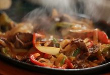 Yemek hazırlarken sıcak ve soğuk dengesi, hem lezzet hem de tüketim deneyimi açısından büyük önem taşır. Özellikle zengin sofralarda, yemeklerin sıcaklığı ile soğuk meze veya tatlıların dengelenmesi, yemeğin algısını ve damak zevkini doğrudan etkiler. Yemek sunumu sırasında doğru sıcaklık kombinasyonu, sofradaki çeşitliliği ve lezzet yoğunluğunu artırır. Konulu bir haber görseli.