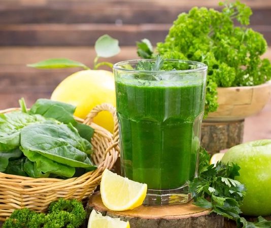 Yeşil Detoks Diyeti ile Doğal Arınma ve Enerji Desteği Yeşil detoks diyeti, vücudu toksinlerden arındırmak, sindirim sistemini desteklemek ve enerji seviyelerini artırmak amacıyla tercih edilen bir beslenme programıdır. Bu diyet, özellikle taze yeşil sebzeler, yeşil meyveler, bitkisel smoothieler ve yeşil çay gibi doğal içeriklerle uygulanır. Yeşil detoks diyeti, kısa süreli arınma programları ve sağlıklı yaşam trendleri arasında giderek popüler hale gelmektedir. Düzenli uygulandığında hem metabolizmayı destekler hem de bağışıklık sistemini güçlendirir. Konulu bir haber görseli.