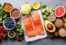 Günümüzde sağlıklı yaşam arayışı, beslenme tercihlerinde köklü değişimleri beraberinde getiriyor. Özellikle kronik hastalıkların artışı ve çevresel faktörlerin insan sağlığı üzerindeki etkileri, bireyleri daha bilinçli beslenme modellerine yöneltiyor. Bu noktada antioksidan zengini beslenme, hem bilim dünyasında hem de toplum genelinde giderek daha fazla önem kazanıyor. Uzmanlar, antioksidanların vücudu serbest radikallerin zararlı etkilerine karşı koruduğunu ve genel sağlık üzerinde belirleyici bir rol oynadığını vurguluyor. Konulu bir haber görseli.