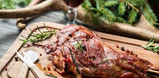 Av eti, insanlık tarihinin en eski besin kaynaklarından biri olarak günümüzde de önemini koruyor. Doğal yaşam alanlarında serbest şekilde beslenen hayvanlardan elde edilen av eti, hem lezzeti hem de besin değeri açısından dikkat çekiyor. Modern beslenme anlayışında doğal ve katkısız gıdalara olan ilginin artmasıyla birlikte av etine yönelik ilgi de yeniden yükselişe geçmiş durumda. Konulu bir haber görseli.