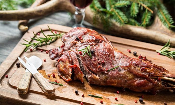 Av Eti Doğal Beslenmeden Geleneksel Sofralara Uzanan Lezzet Av eti, insanlık tarihinin en eski besin kaynaklarından biri olarak günümüzde de önemini koruyor. Doğal yaşam alanlarında serbest şekilde beslenen hayvanlardan elde edilen av eti, hem lezzeti hem de besin değeri açısından dikkat çekiyor. Modern beslenme anlayışında doğal ve katkısız gıdalara olan ilginin artmasıyla birlikte av etine yönelik ilgi de yeniden yükselişe geçmiş durumda. Konulu bir haber görseli.